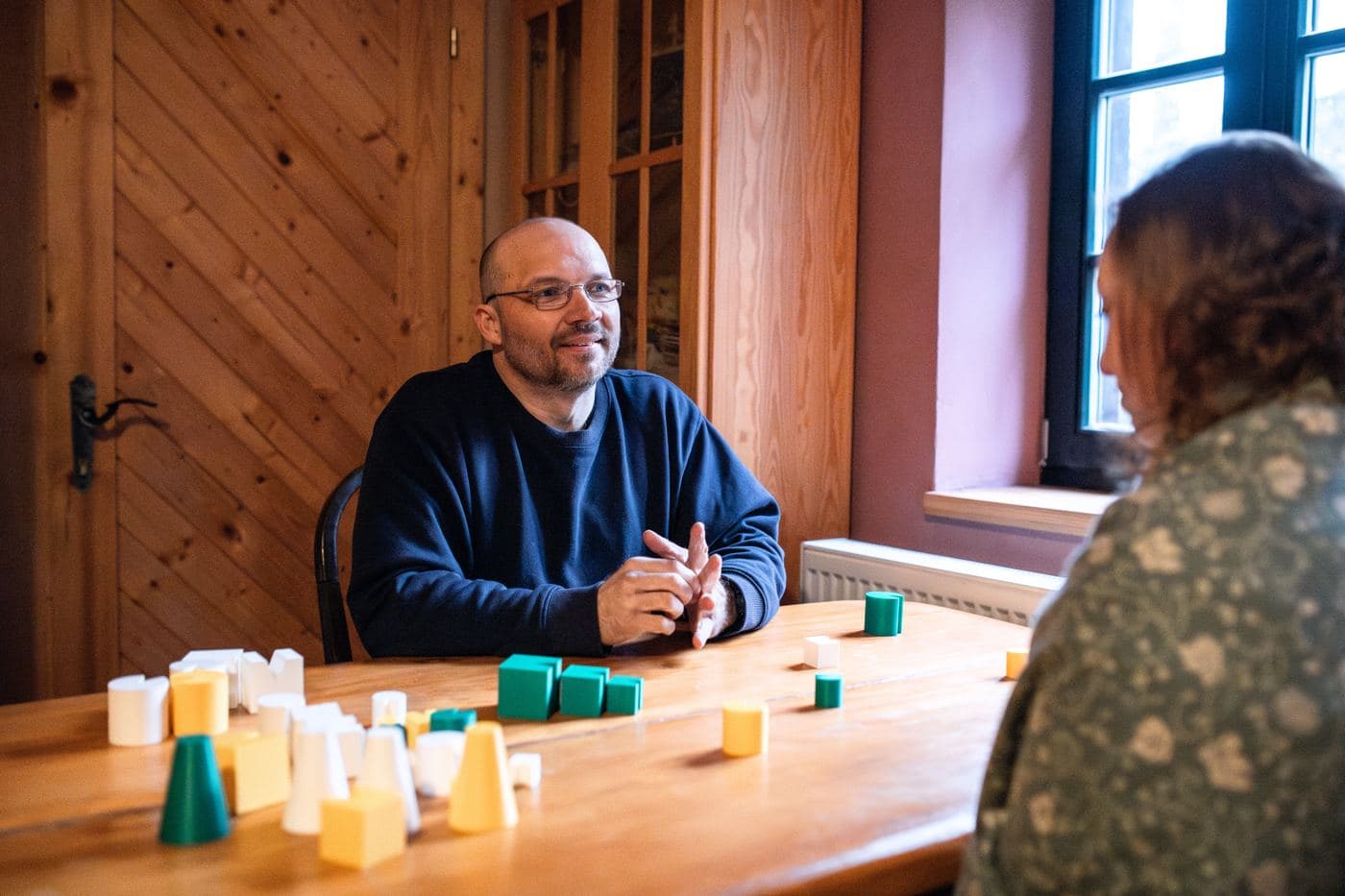 Individuální konstelace s figurkami na stole